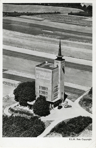 12190 Luchtfoto van het hotel annex watertoren De Koerheuvel aan de Nieuwe Veenendaalseweg te Rhenen.